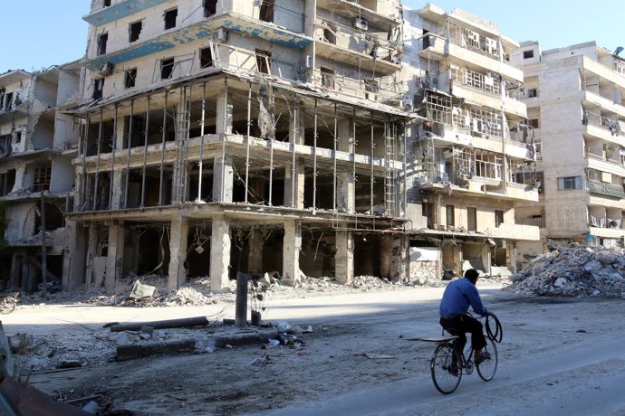 Una calle destruida por los ataques en la zona rebelde de Alepo