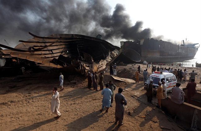 Explosión en un muelle petrolero cercano a Karachi