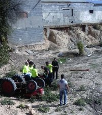 Un hombre resulta herido grave al volcar su tractor y quedar atrapado bajo el mismo en Librilla