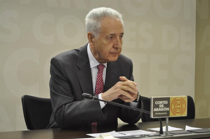 El diputado del PP, Modesto Lobón, en rueda de prensa en las Cortes