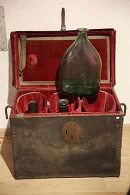 Arcones con garrafas de vidrio del XVI usados para transportar santos óleos