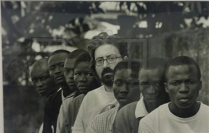 Fotografía del misionero Chema Caballero con varios ex niños soldado