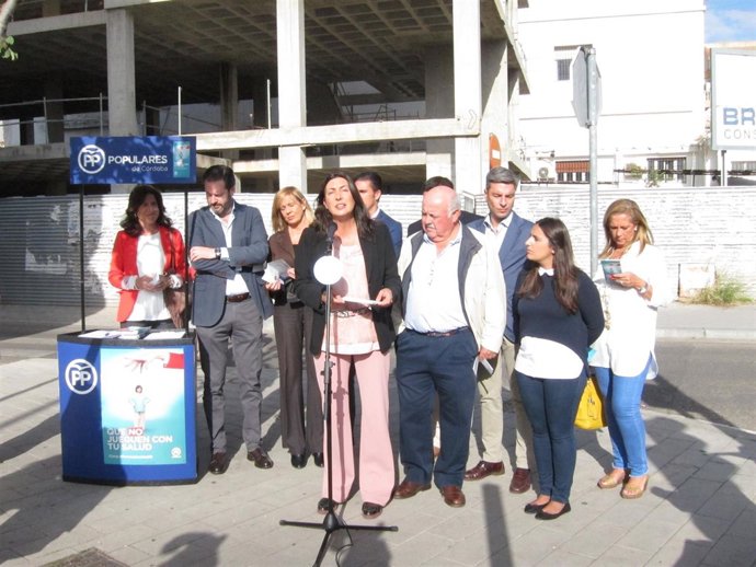Dolores López habla ante las obras del Centro de Salud de Huerta de la Reina