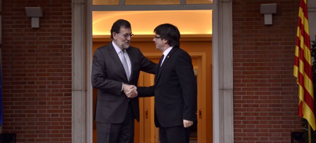 Mariano Rajoy y Carles Puigdemont 