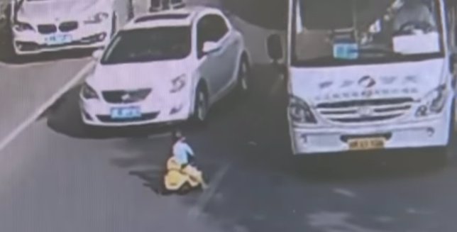 Niño conduce por una avenida en China