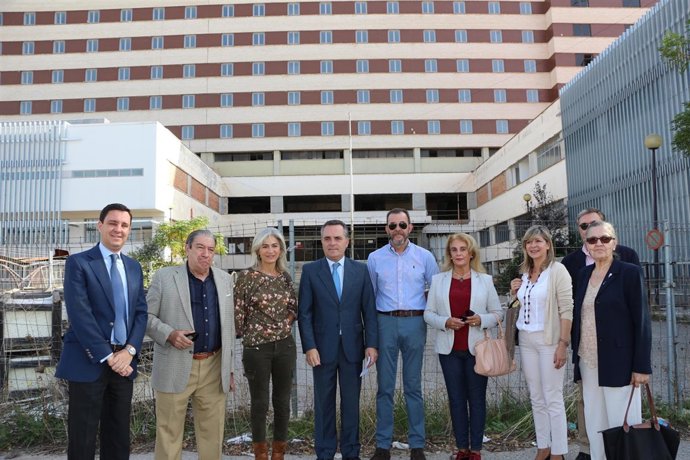 Los populares en el antiguo hospital militar.