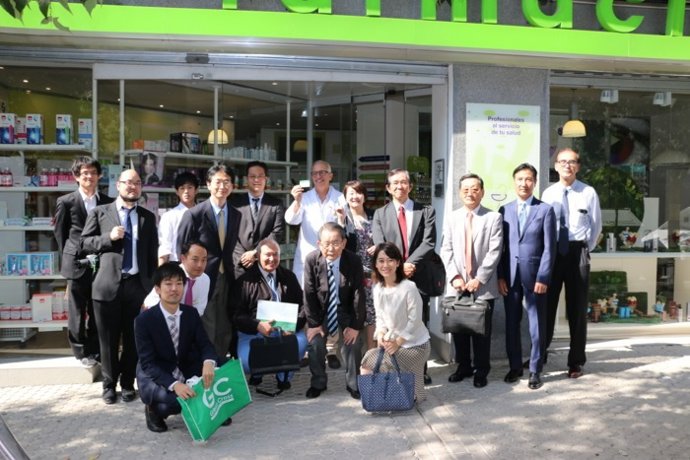 Visita de una delegación japonesa a una farmacia de Sevilla