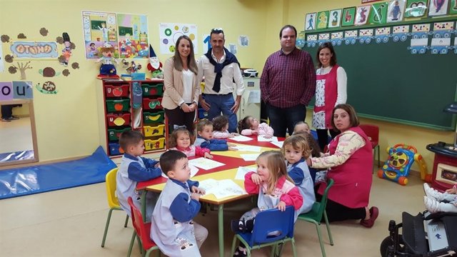 Ruiz (izda.), durante su visita a un colegio de Villanueva del Rey