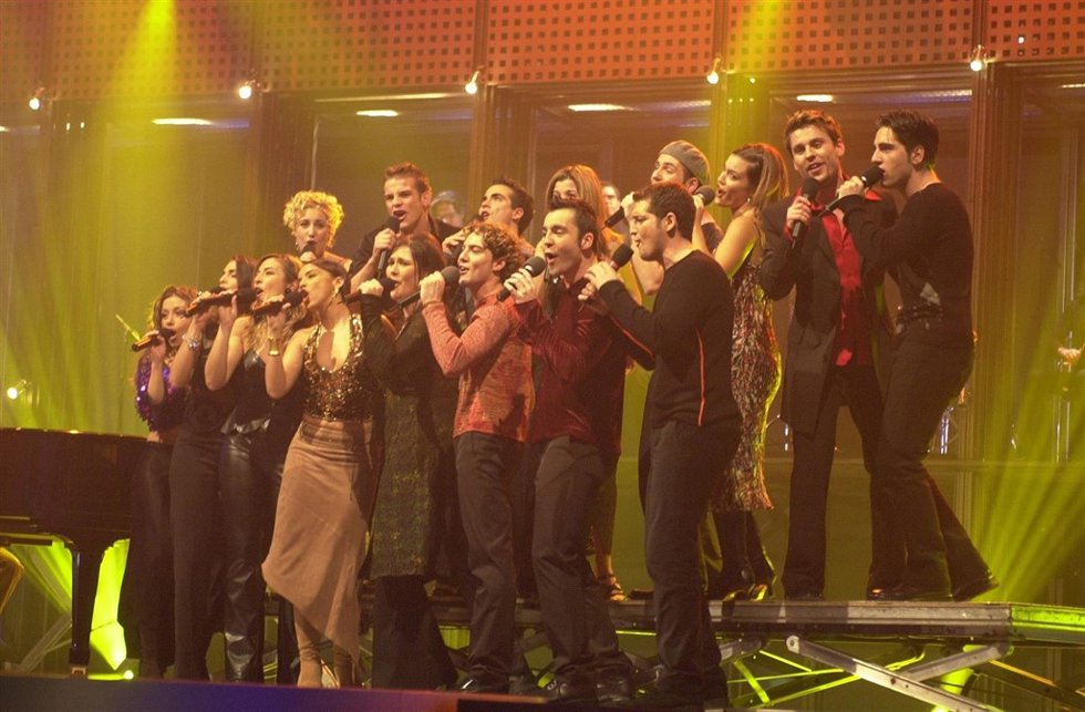 Todos los concursantes de operación triunfo 1 sobre el escenario