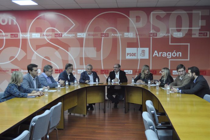 Javier Lambán con los diputados al Congreso y senadores del PSOE Aragón.