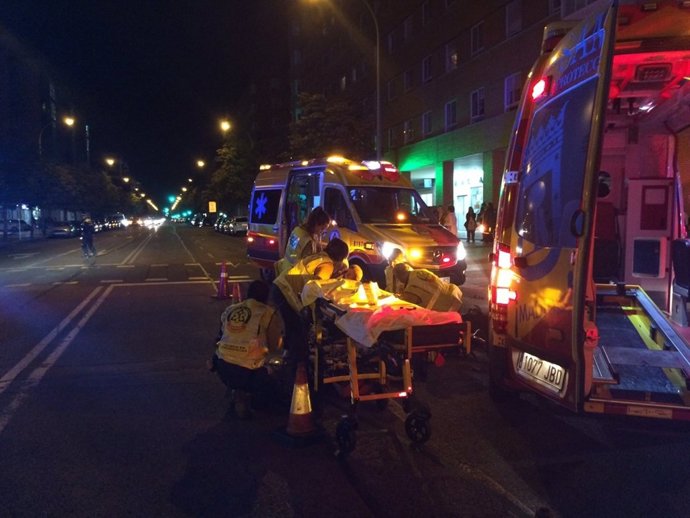 Imagen de los sanitarios del Samur trasladando a la herida