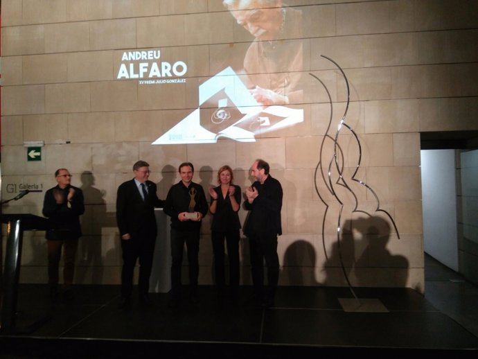 Puig entrega el Premio Julio González a Andreu Alfaro a título póstumo
