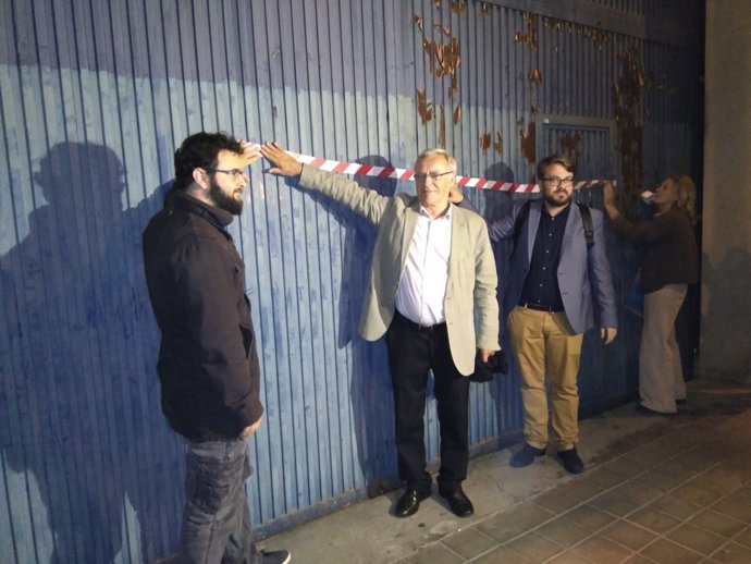 El alcalde ha apoyado la concentración colgando una banda en la puerta del CIE