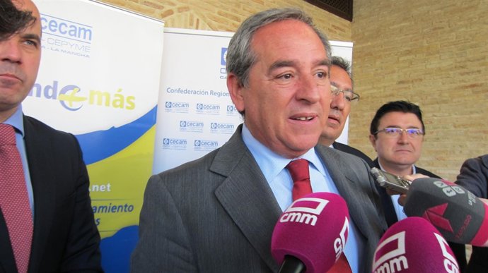 Nicolás atiende a los medios