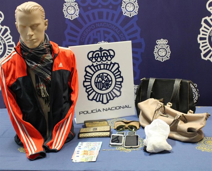 Imagen de los objetos sustraídos e indumentaria del atracador