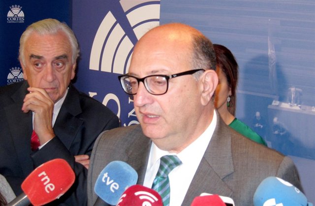 El presidente del Tribunal de Cuentas con el presidente del CES al fondo