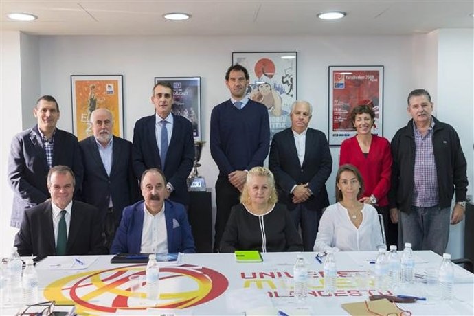 Jorge Garbajosa con su Comisión Ejecutiva