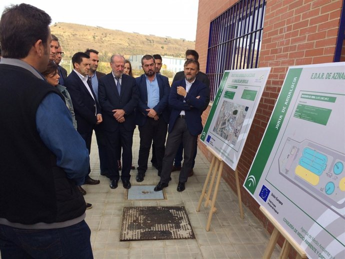 El consejero José Fiscal, en su visita a la depuradora de Aznalcóllar