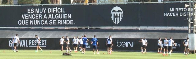 Imagen de archivo de un entrenamiento del Valencia en instalaciones de Paterna