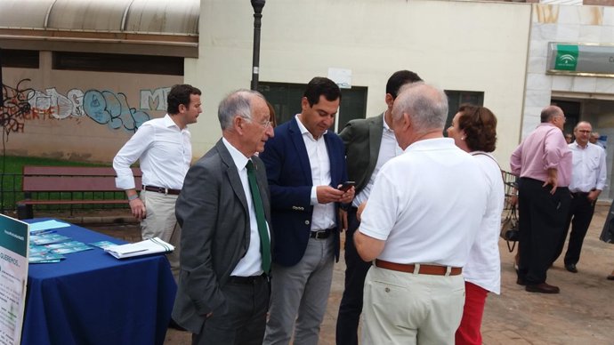 Juanma Moreno junto a Gabriel Amat en la presentación de la campaña en sanidad.