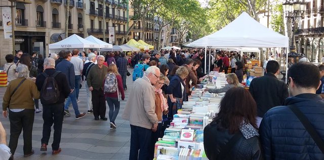 Paradas de libros en las Ramblas por Sant Jordi 