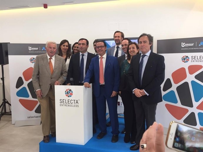 Ricardo Pumar y Francisco Pumar rodeados por miembros del Grupo Insur.