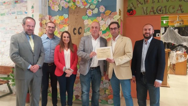 El alcalde muestra el premio, junto a Ruiz y Algar (izda.)