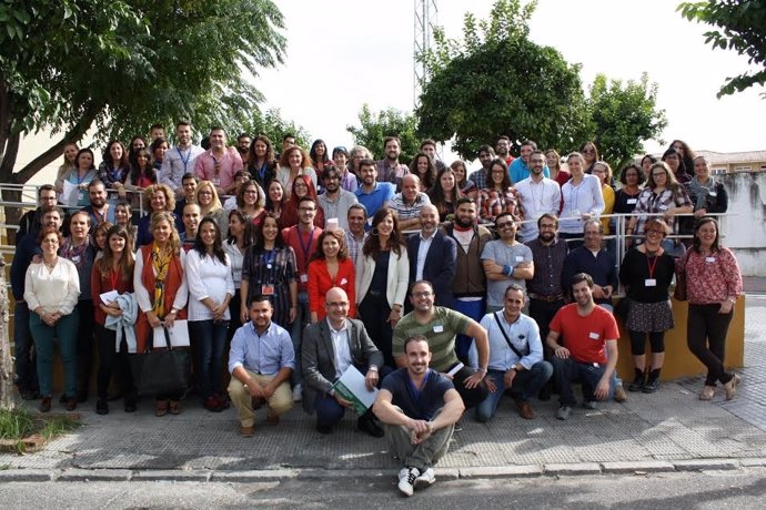 Participantes y autoridades en el encuentro de Lanzaderas