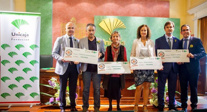 Acto de entrega del cheque. 