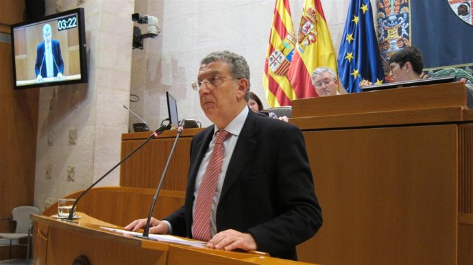 El consejero de Sanidad, Sebastián Celaya, en el pleno de las Cortes 