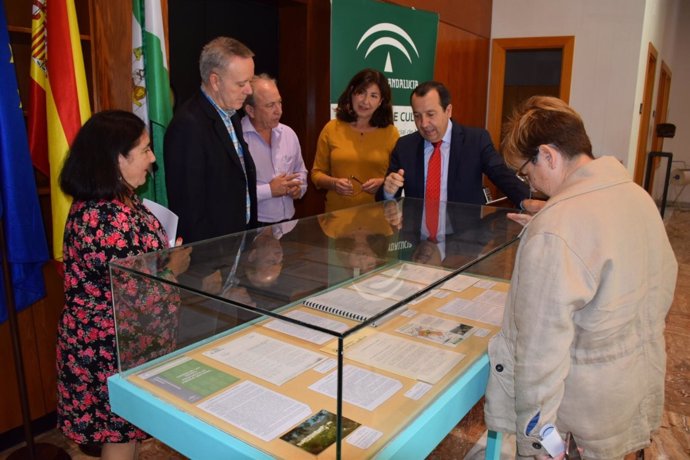 El delegado del Gobierno andaluz Ruiz Espejo visitando la muestra.