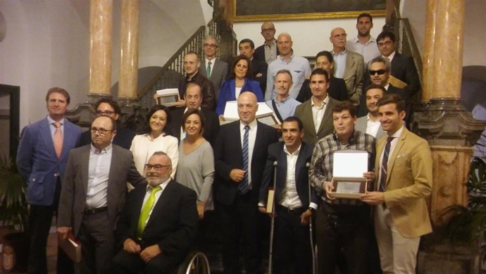 Antonio Ruiz (centro), junto a la alcaldesa, junto a los deportistas reconocidos