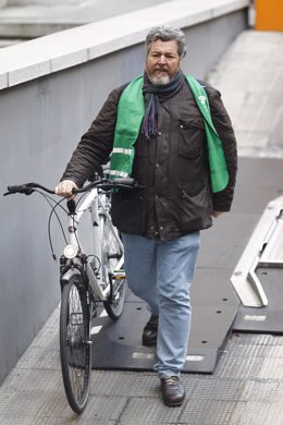 Juan López de Uralde llega en bicicleta al Congreso