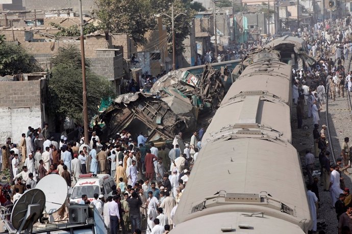 Choque de dos trenes en Karachi (Pakistán)