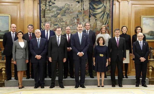El rey Felipe VI posa con el jefe del Ejecutivo, Mariano Rajoy