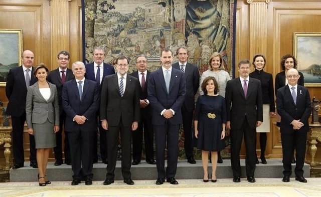 El nuevo Gobierno de Rajoy posa con el Rey