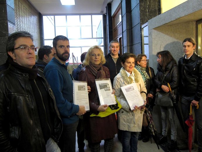 Miembros de la Plataforma, antes de entregar las firmas en Salud