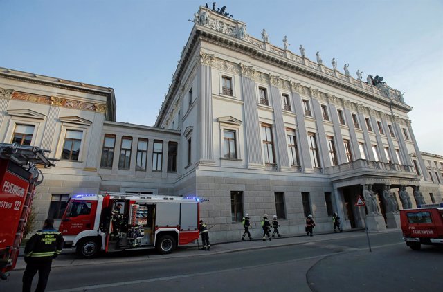 Bomberos frente al Parlamento de Austria