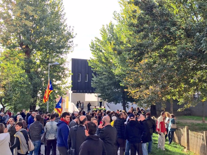 Concentración ante los juzgados de Berga por la detención de la alcaldesa