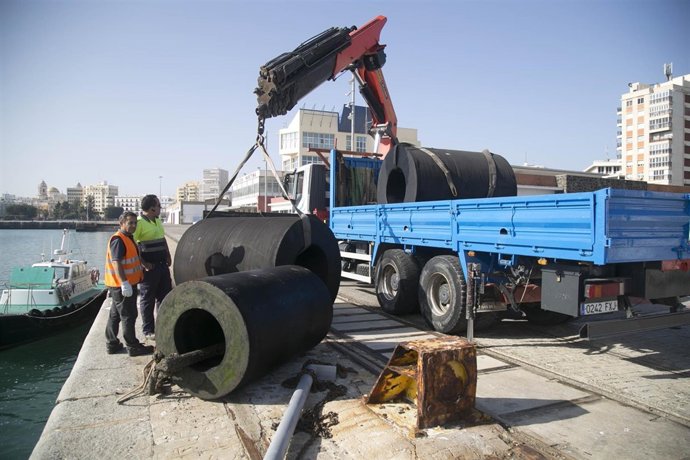 El Puerto de Cádiz invierte en reposición de defensas de los muelles