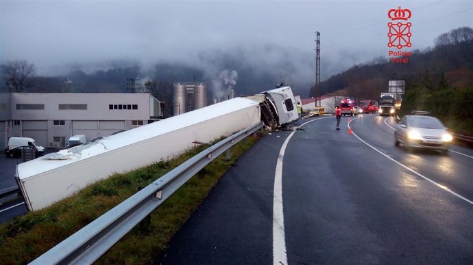 Camión accidentado en la N-121-A.
