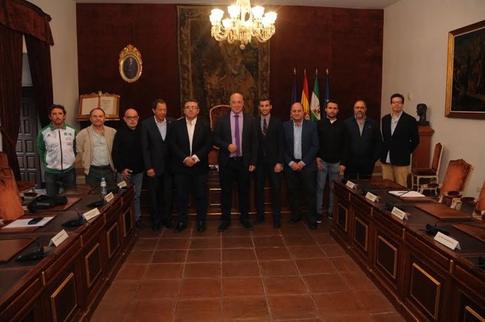 Ruiz (centro), tras la firma de subvenciones en materia deportiva