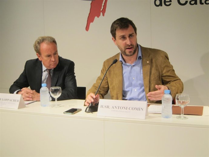 El presidente del CAC, Roger Loppacher, y el conseller de Salud, Toni Comín