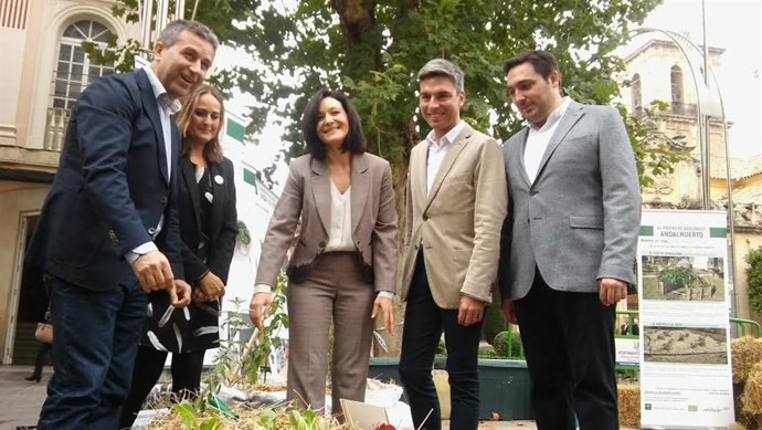 Crespín (centro) y Sánchez (izda.), durante la inauguración del Ecomercado