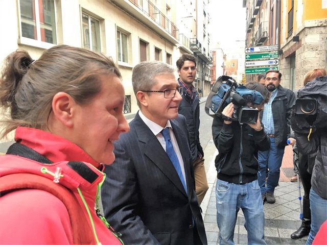 Alicia Sánchez y su asesor a la salida del Juzgado Militar