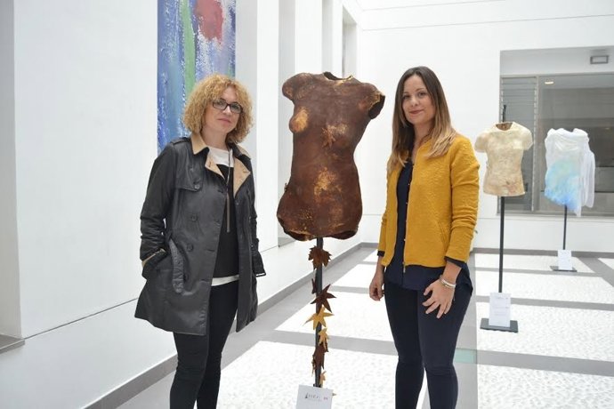 Ruz (izda.) y Guijarro, junto a una de las obras de 'Heridas'