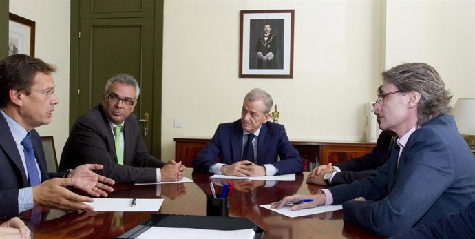 Imagen de la reunión entre Izquierdo e Higueras con el fiscal