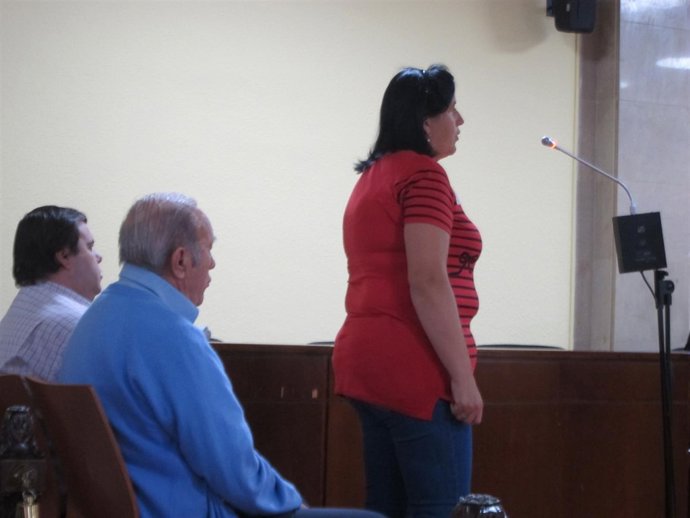 La madre y los otros dos acusados durante el juicio