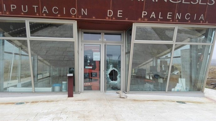 Daños en la puerta de acceso al centro de recepción de La Cueva de los Franceses