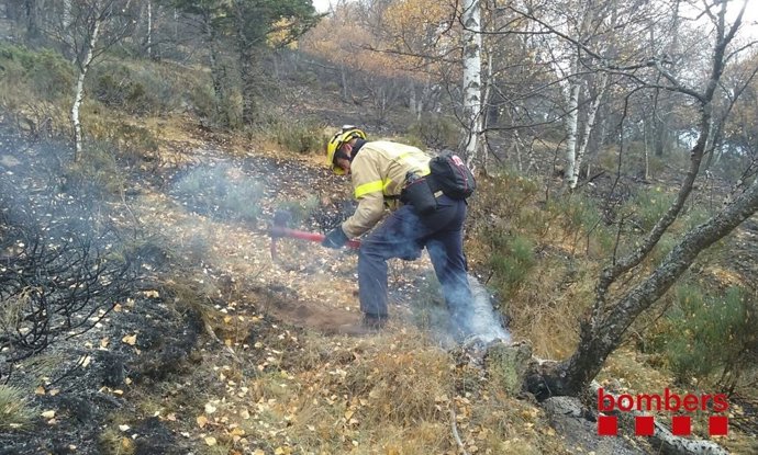 Bomberos trabajando en el incendio de la Guingueta d'Àneu
